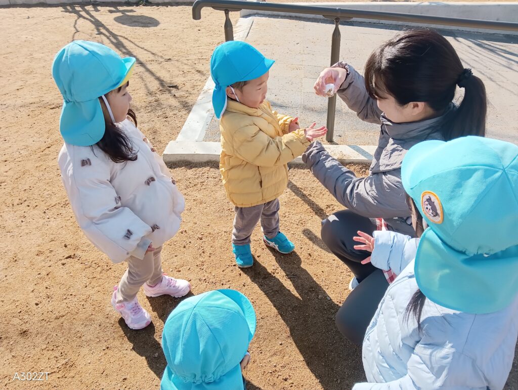 冬の公園で雪とふれあい　大阪　保育園　くじら保育園　202602-1