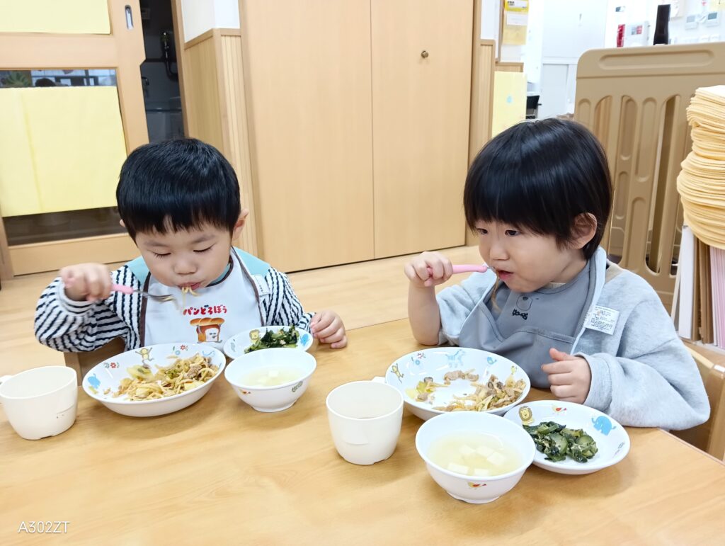 保育園給食 スプーン食べ練習 大阪 保育園 くじら保育園 202602-4