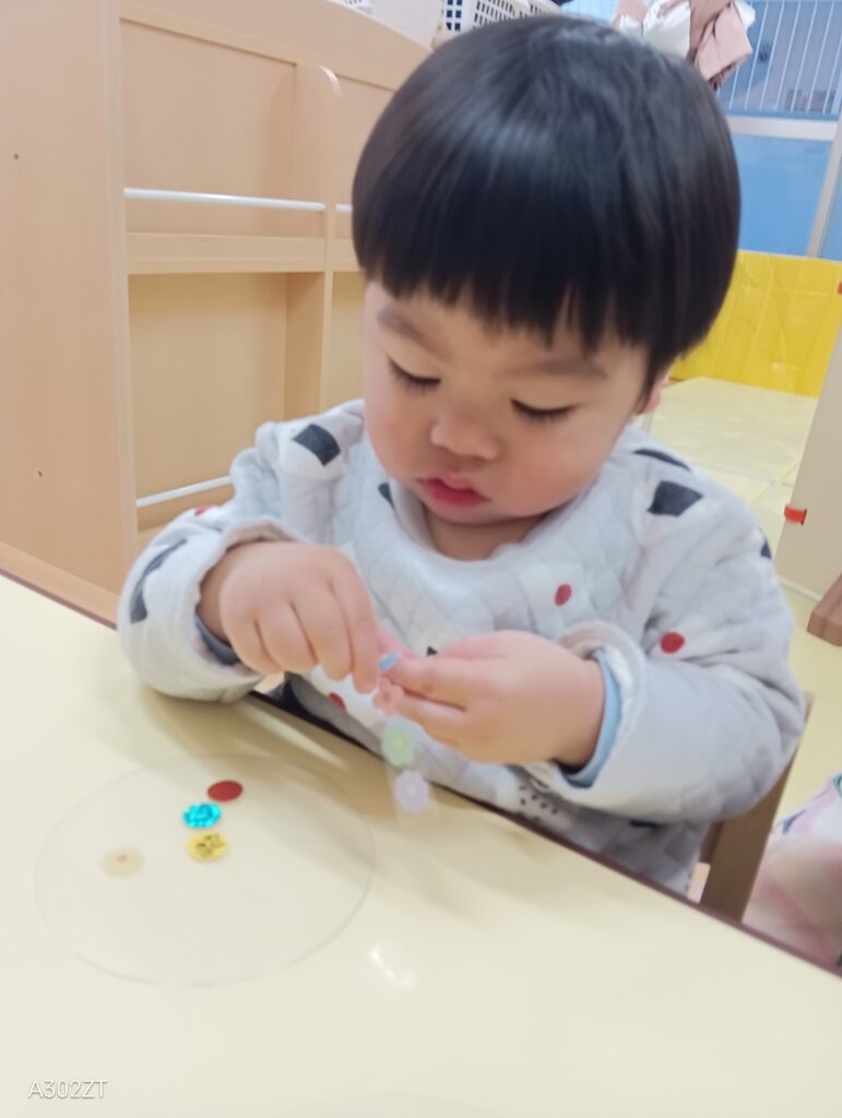 保育園のひな祭り製作でハサミ練習　大阪　保育園　くじら保育園　202602-2