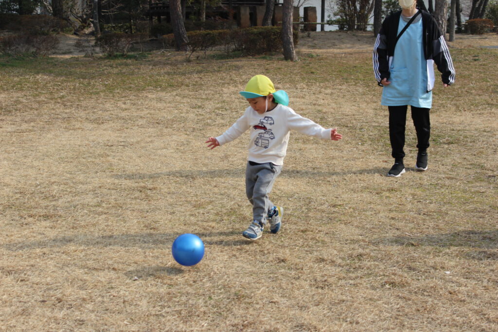 保育園から藤田邸跡公園へお散歩 大阪 くじら保育園 202602-2
