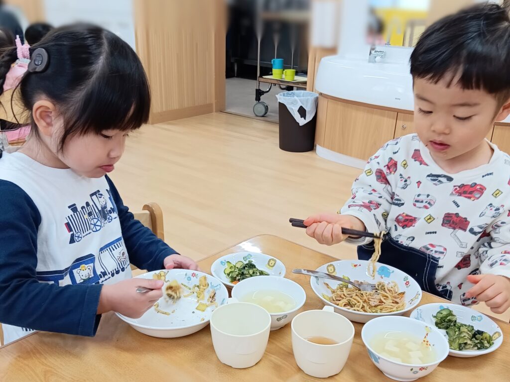 保育園給食 スプーン食べ練習 大阪 保育園 くじら保育園 202602-6