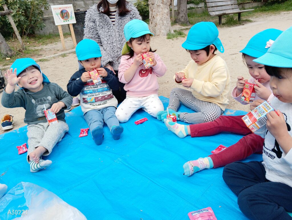 保育園のお別れ遠足でお弁当タイム　大阪　くじら保育園　202603-2