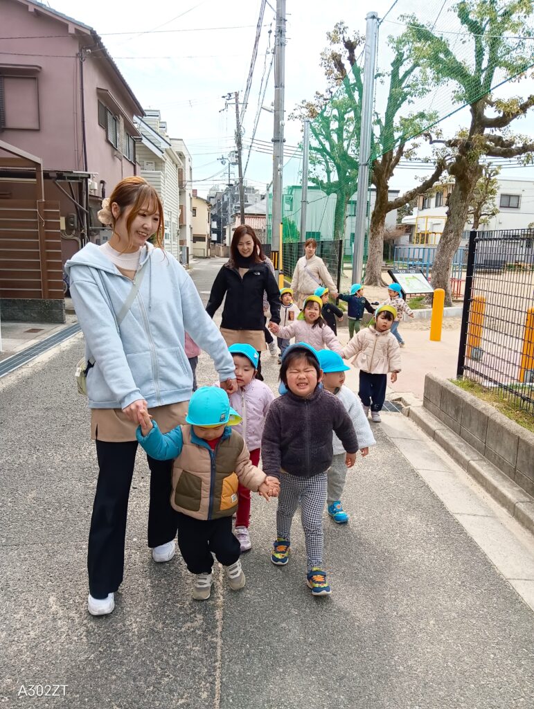 保育園のお別れ遠足でお弁当タイム　大阪　くじら保育園　202603-1