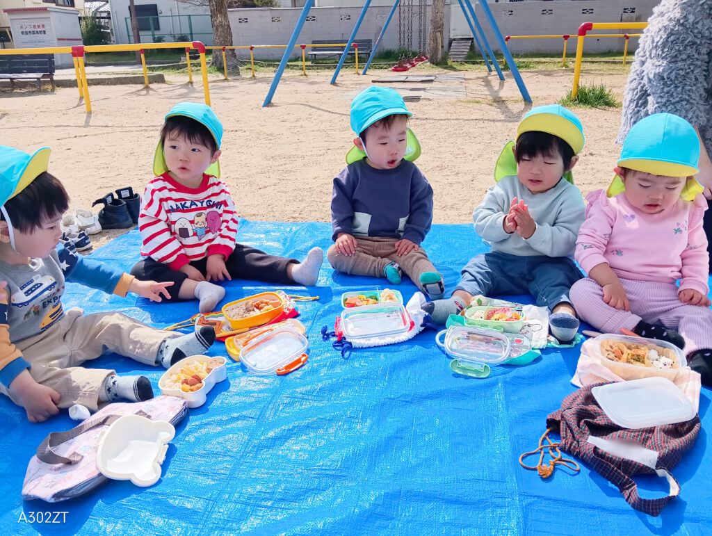 保育園のお別れ遠足でお弁当タイム　大阪　くじら保育園　202603-4