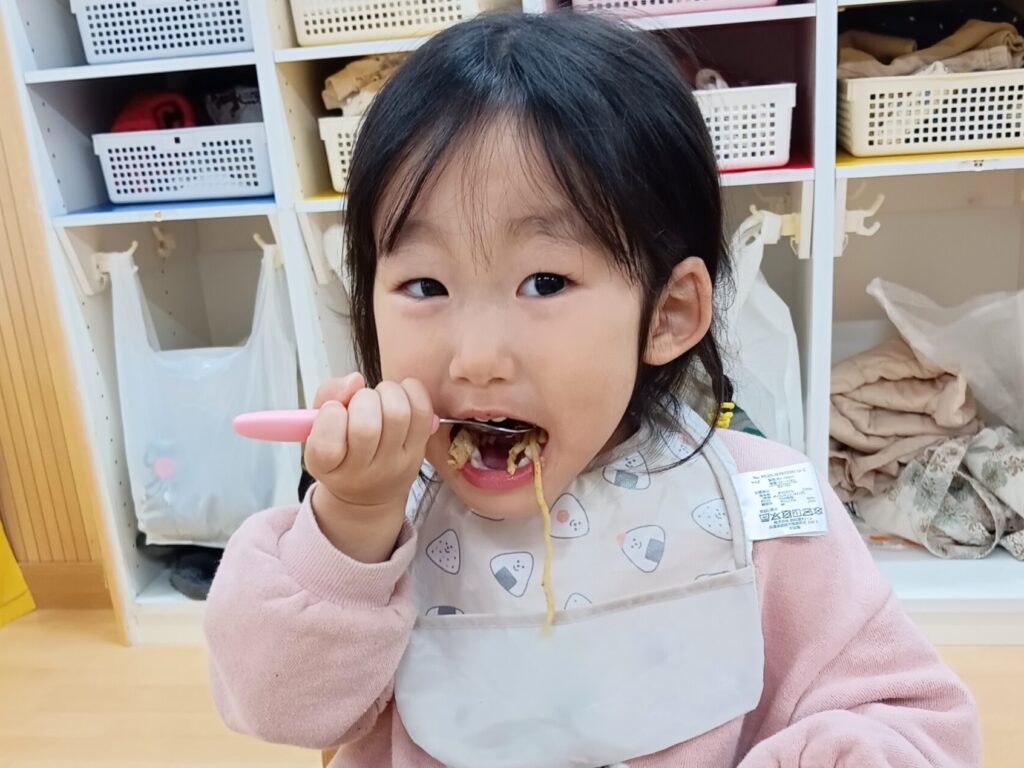 くじら保育園 吹田豊津園で、自園で調理した給食を食べる園児たち