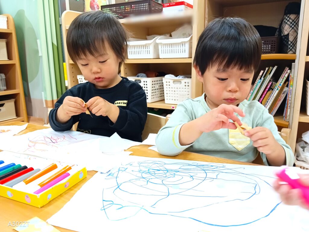 くじら保育園 吹田豊津園で、園児が登園後に保育室で自由に遊んでいる様子
