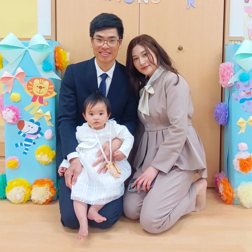 くじら保育園 吹田豊津園の入園式で親子で記念撮影