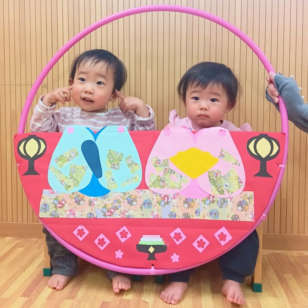 くじら保育園 吹田豊津園のひな祭りで記念撮影