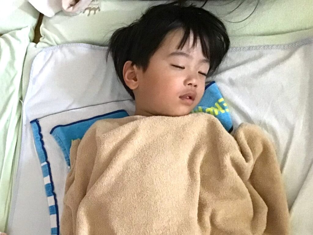 くじら保育園 吹田豊津園で、午睡で静かに体を休めている園児たち