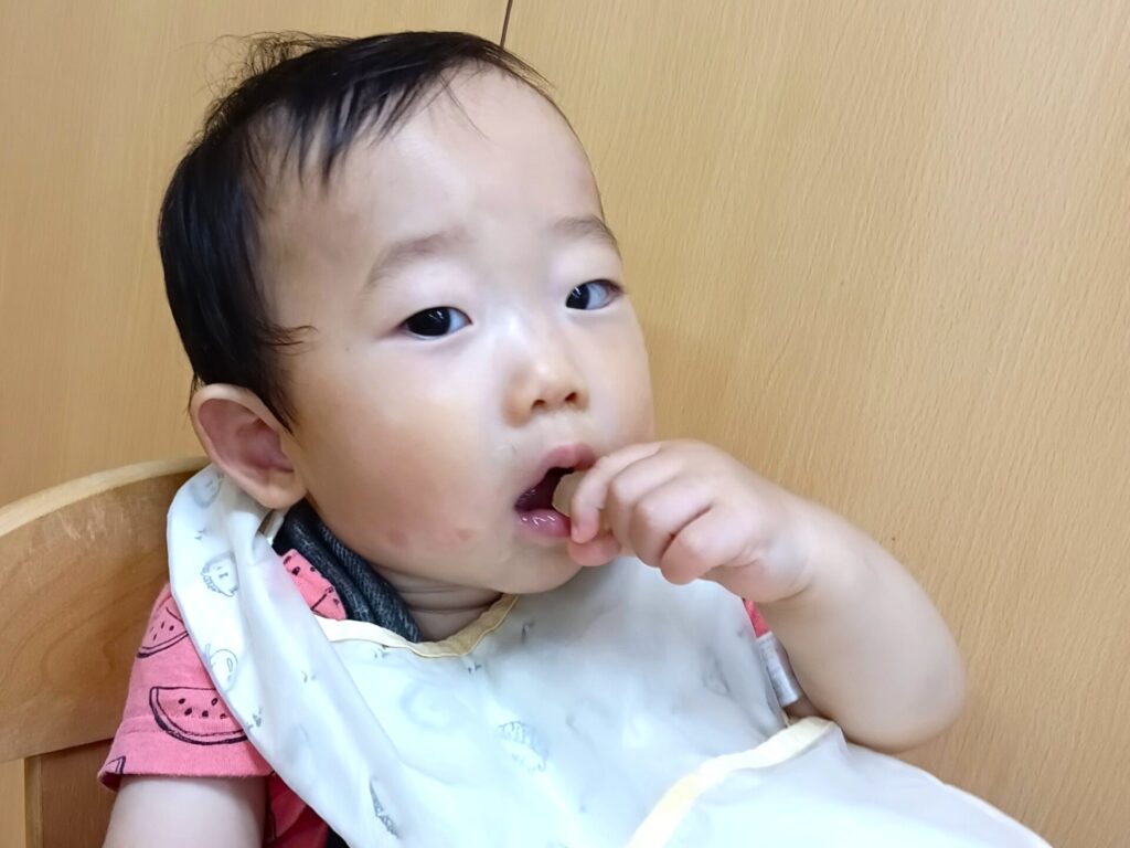 くじら保育園 吹田豊津園で、朝のおやつを食べて落ち着いて過ごす園児たち