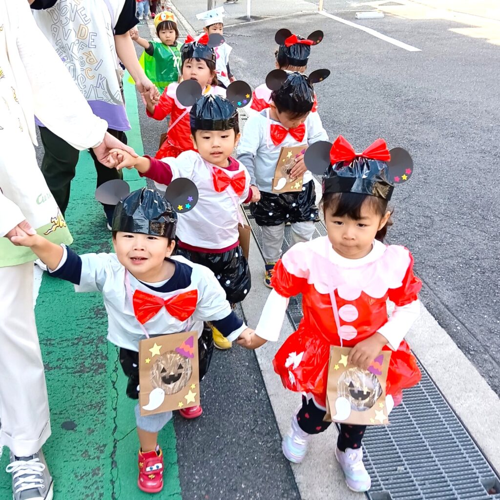 くじら保育園 吹田豊津園のハロウィンで仮装パレードをする園児たち