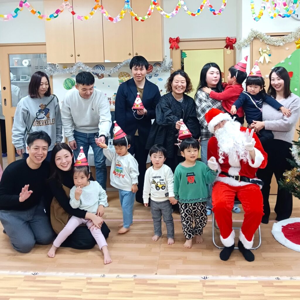 くじら保育園 吹田豊津園のクリスマス会で保護者たちと記念撮影