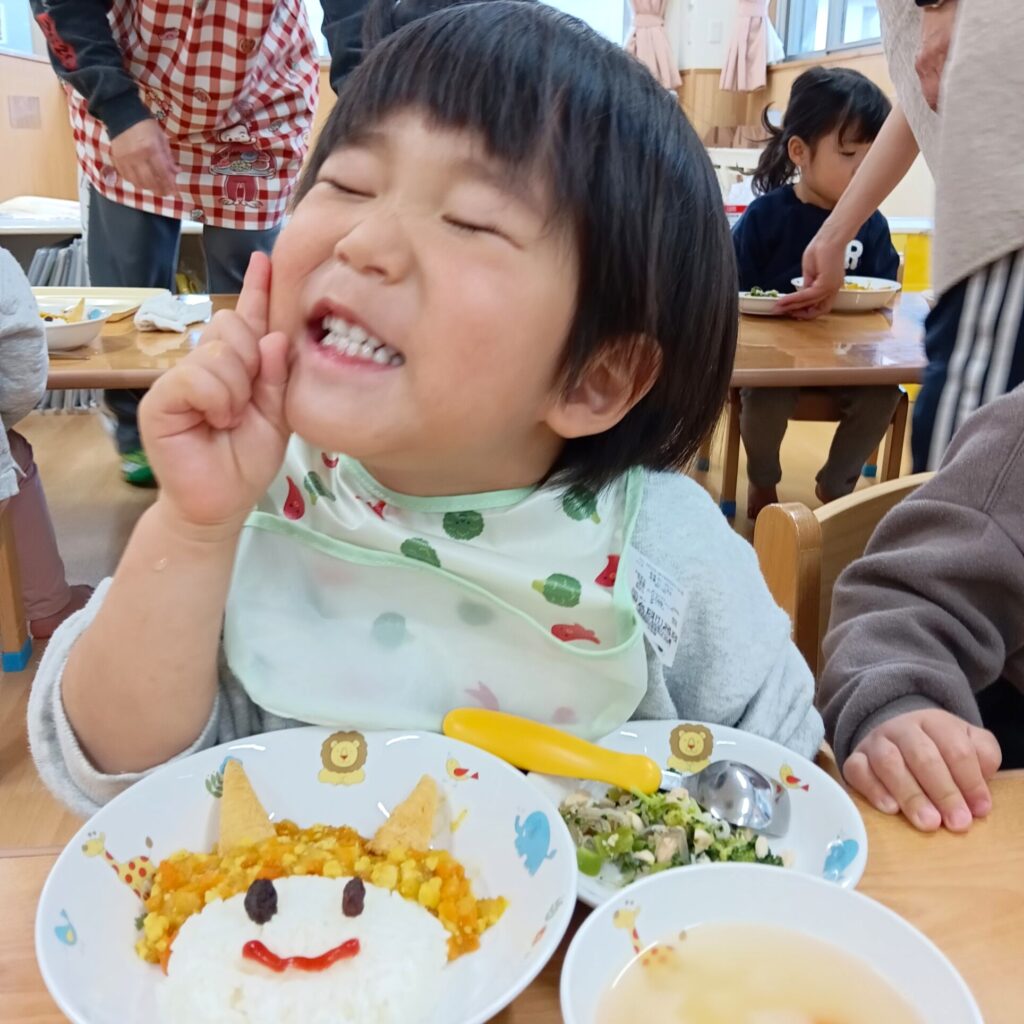 くじら保育園 吹田豊津園の節分で特別給食を食べる園児