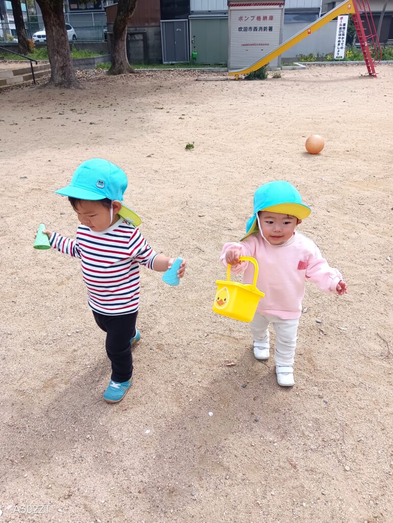 公園で自然遊び　大阪　保育園　くじら保育園　202604-3