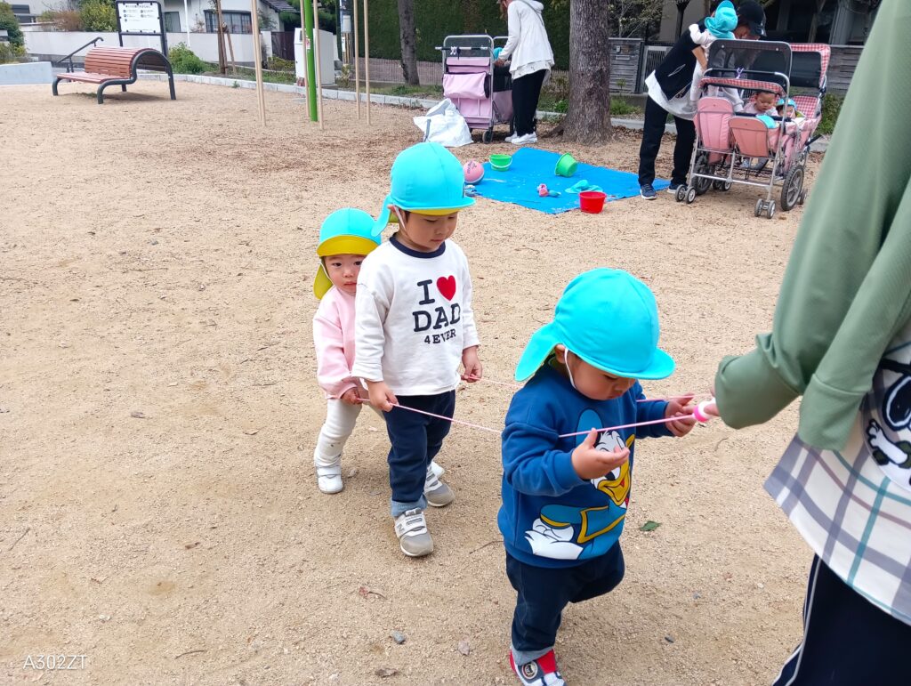 公園で自然遊び　大阪　保育園　くじら保育園　202604-5