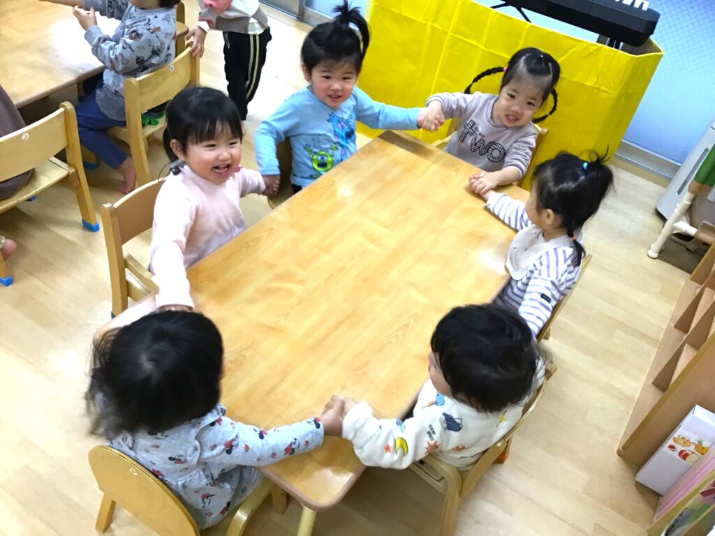 くじら保育園 吹田豊津園で、お友だちと遊びながら降園を待つ園児たち