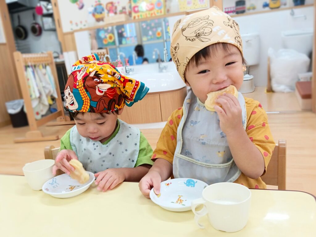 くじら保育園 吹田豊津園で、クッキングで作ったおやつを食べる園児たち