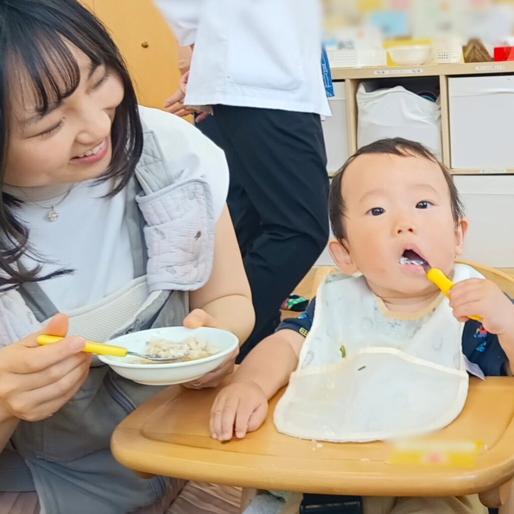 くじら保育園 吹田豊津園の給食参観で自園調理の給食を食べる園児