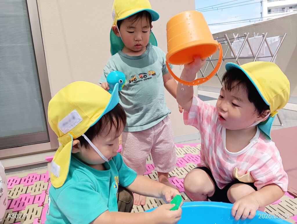 五感を刺激する水遊び 大阪 保育園 くじら保育園 202608-1