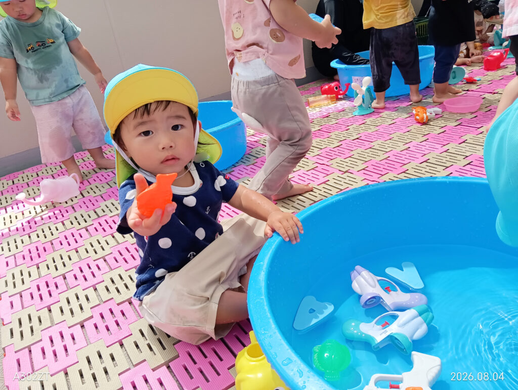 五感を刺激する水遊び 大阪 保育園 くじら保育園 202608-2
