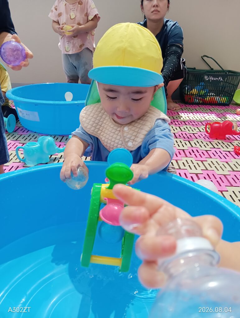 五感を刺激する水遊び 大阪 保育園 くじら保育園 202608-3
