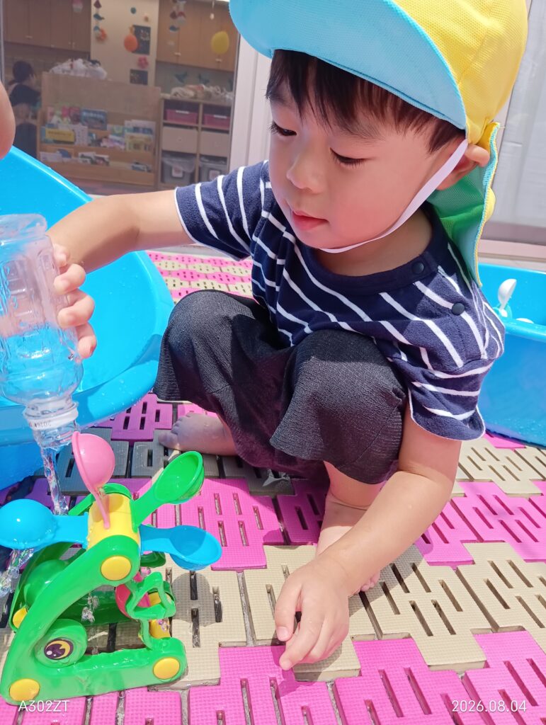 五感を刺激する水遊び 大阪 保育園 くじら保育園 202608-5
