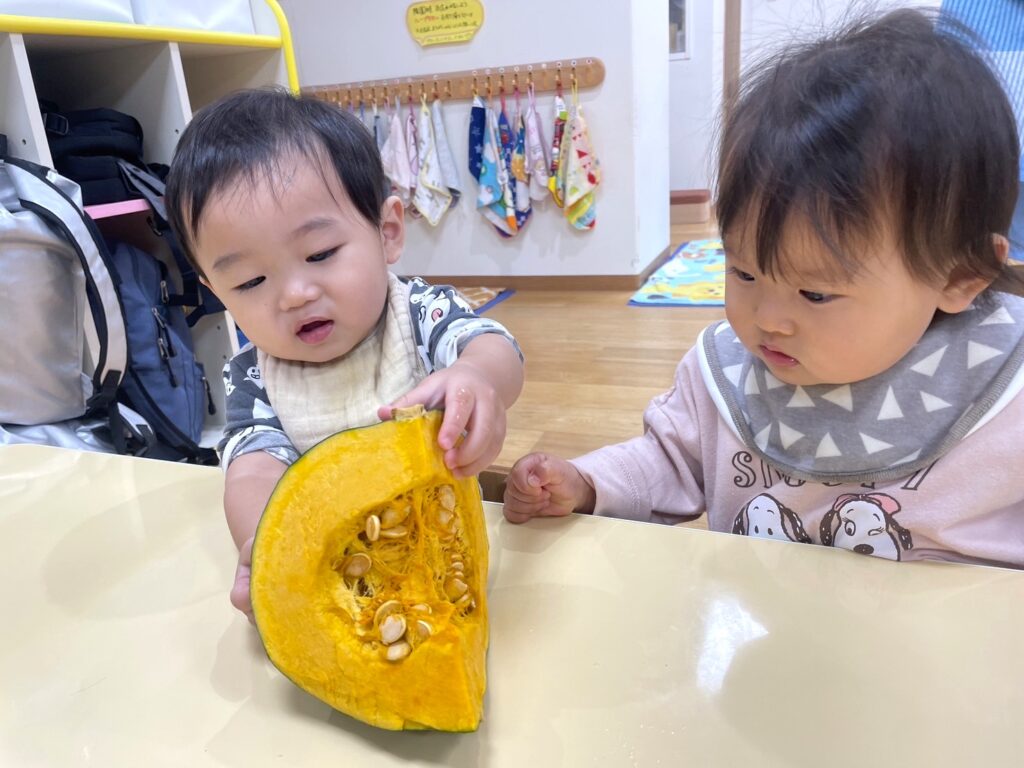 くじら保育園　天王寺園　０歳児　新聞遊び　食育　202411-6