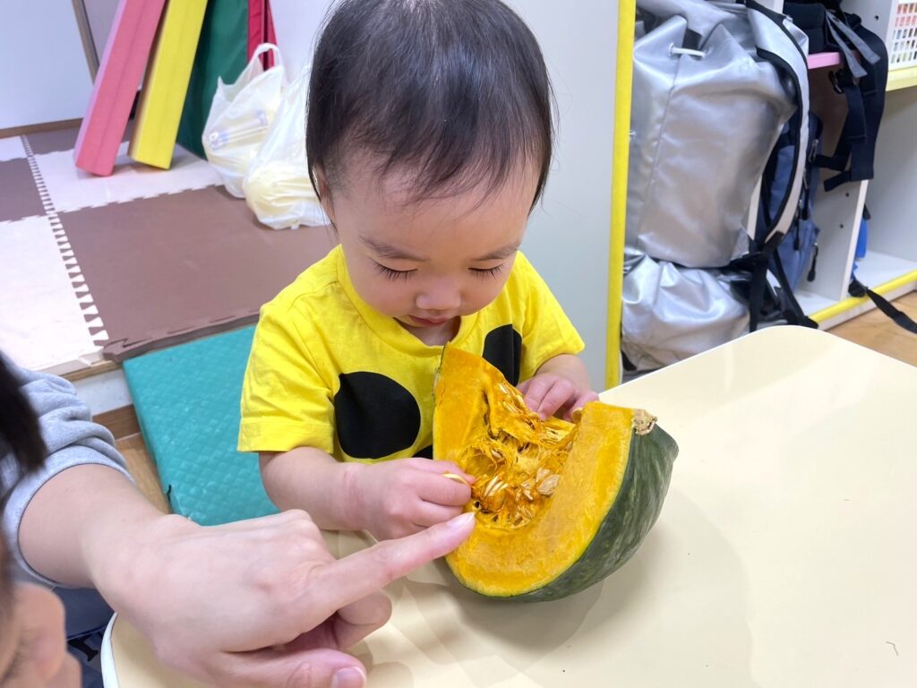 くじら保育園　天王寺園　０歳児　新聞遊び　食育　202411-7