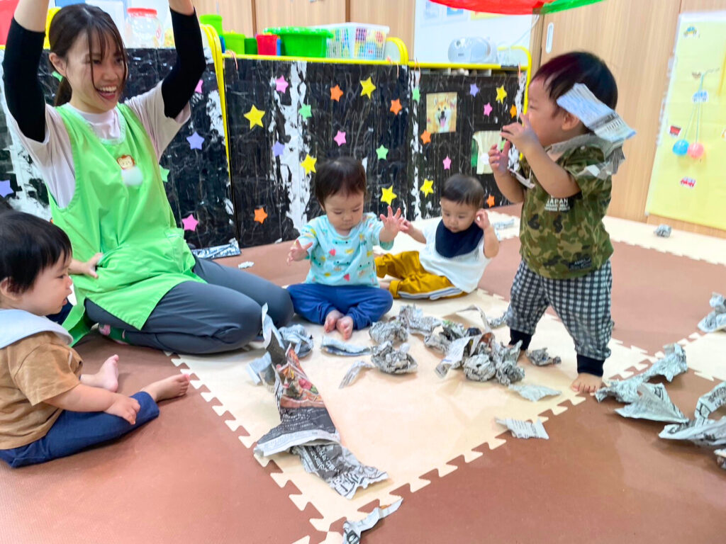 くじら保育園　天王寺園　０歳児　新聞遊び　食育　202411-1