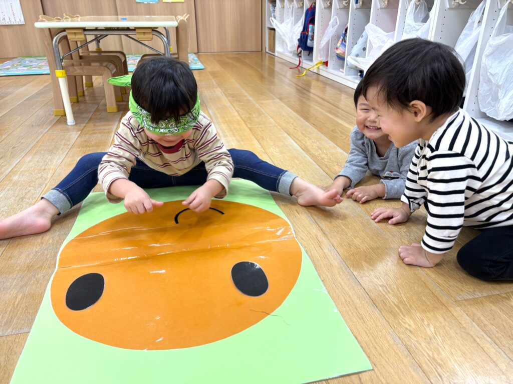 くじら保育園　天王寺園　初詣　けん玉　コマ回し　福笑い　202501-5