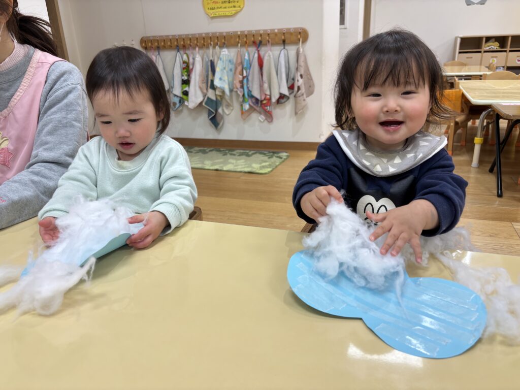 くじら保育園天王寺園　0歳児　綿遊び　202502-5