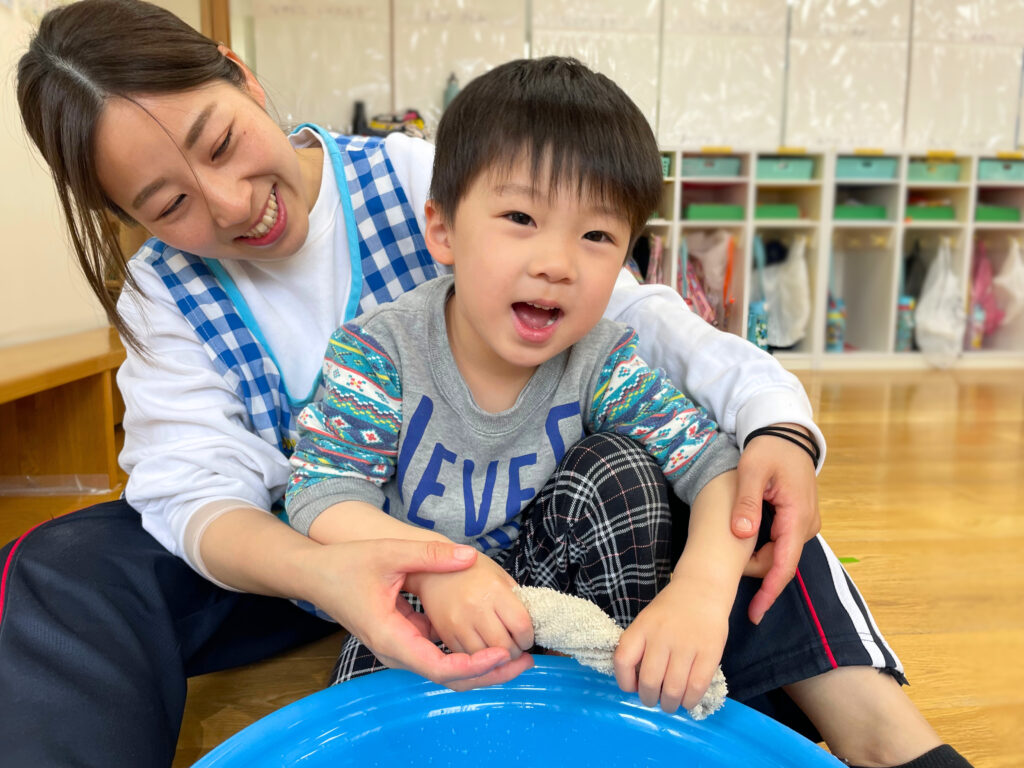 くじら保育園 天王寺 ぞうきん ぞうきん絞り 年中 4歳児 202504-1