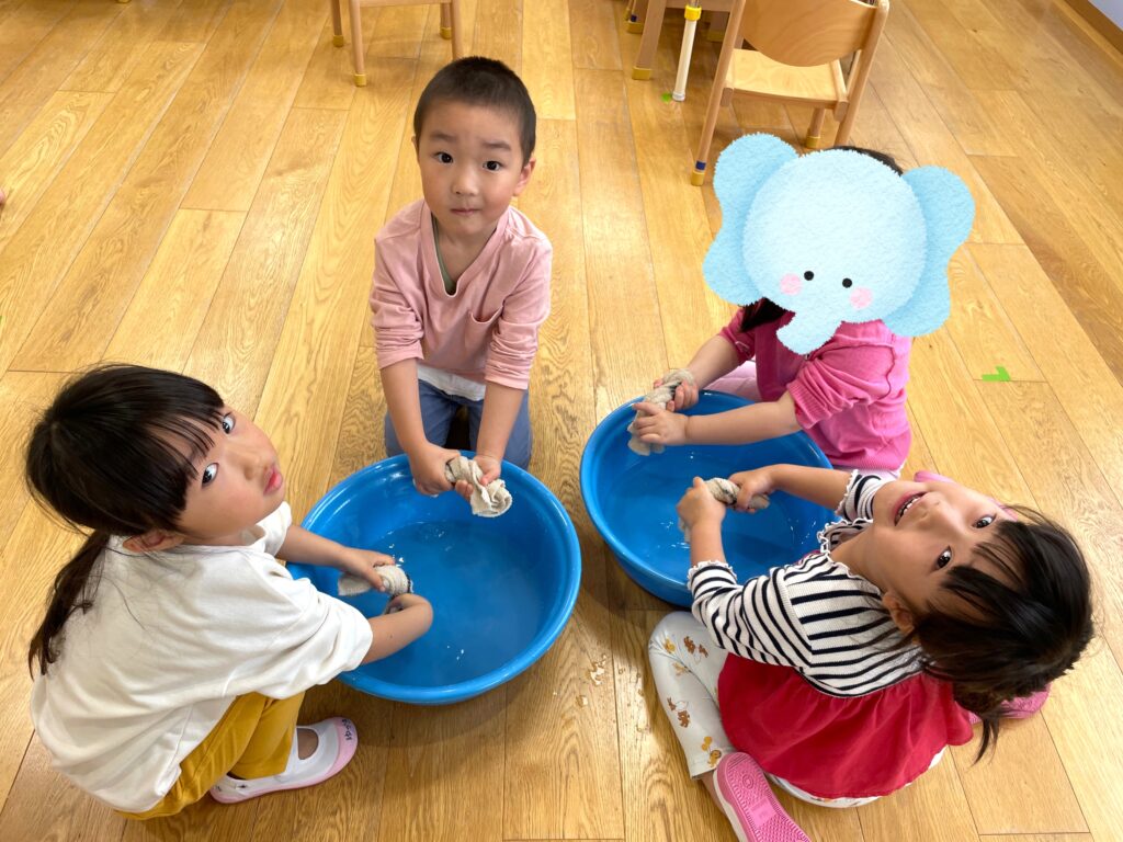 くじら保育園 天王寺 ぞうきん ぞうきん絞り 年中 4歳児 202504-2