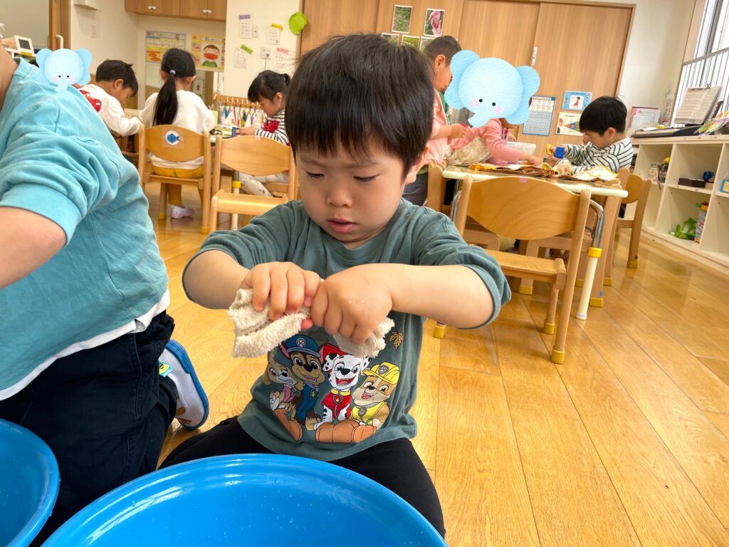 くじら保育園 天王寺 ぞうきん ぞうきん絞り 年中 4歳児 202504-3