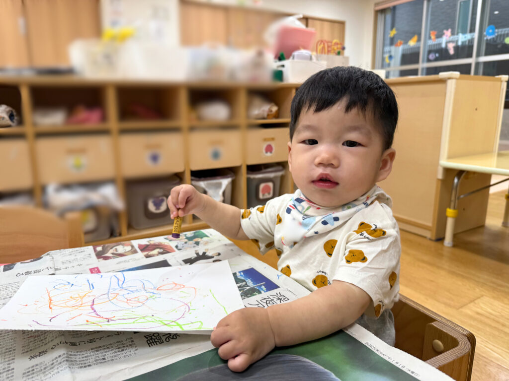 クレパス お絵描き 製作 シャボン玉 1歳児 1歳 くじら保育園天王寺園 202505-5