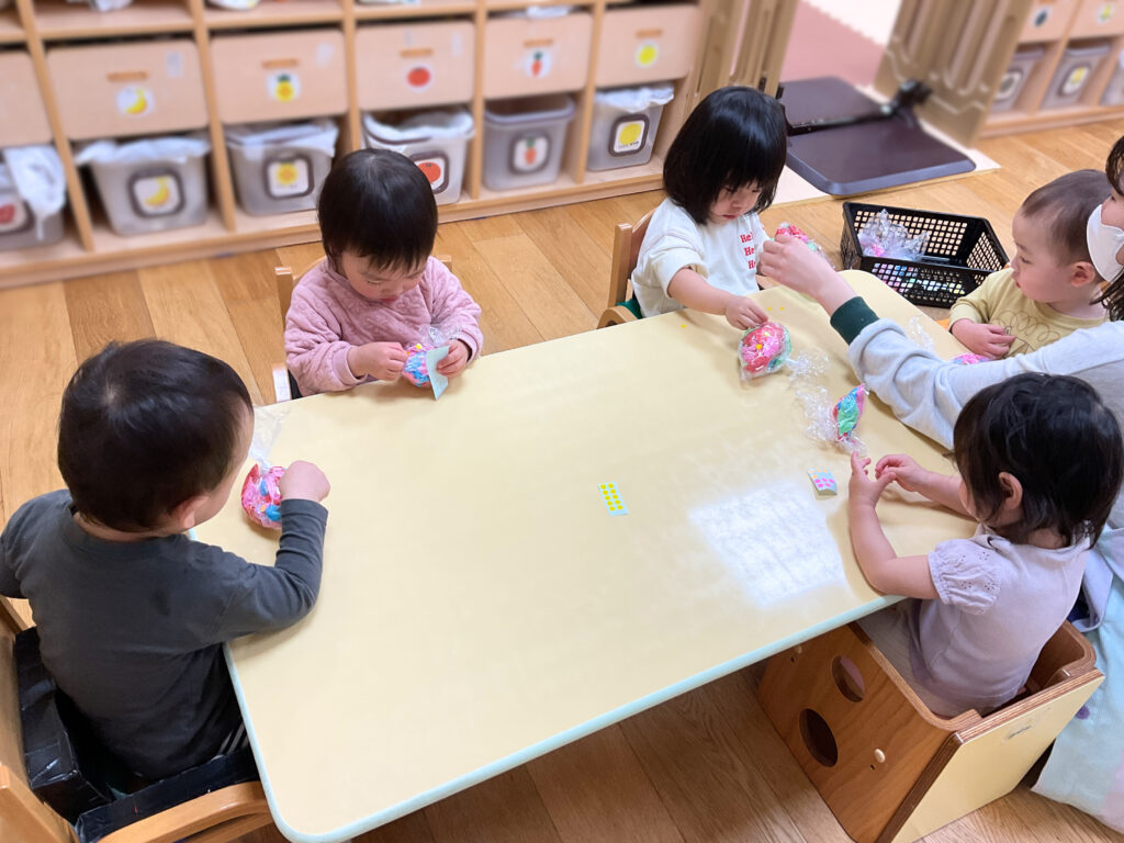 くじら保育園 天王寺 1歳児 乳児 花紙 いちご狩り シール貼り 202505-5