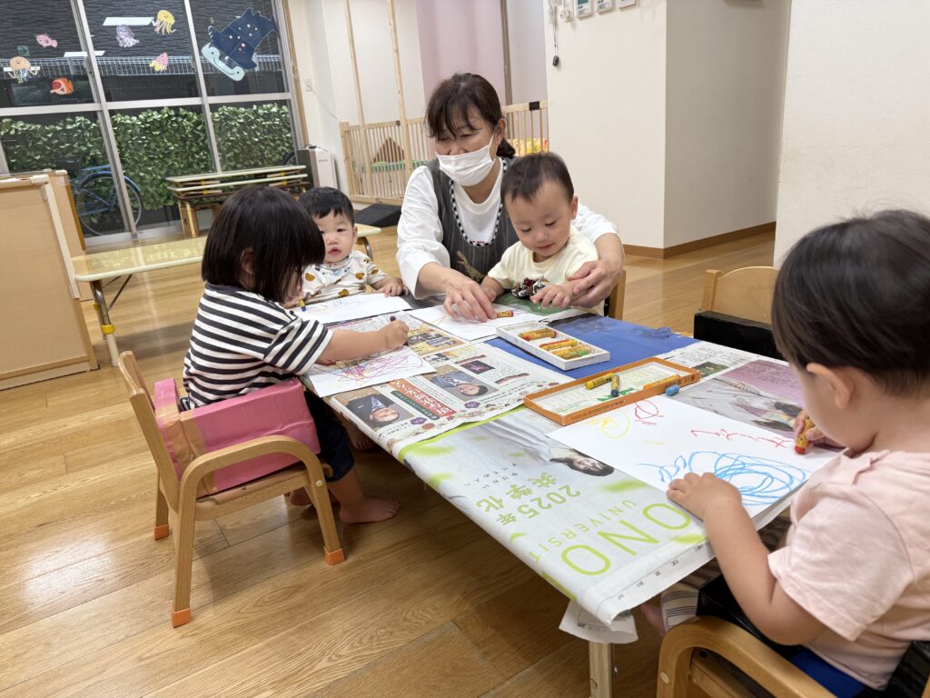 クレパス お絵描き 製作 シャボン玉 1歳児 1歳 くじら保育園天王寺園 202505-4