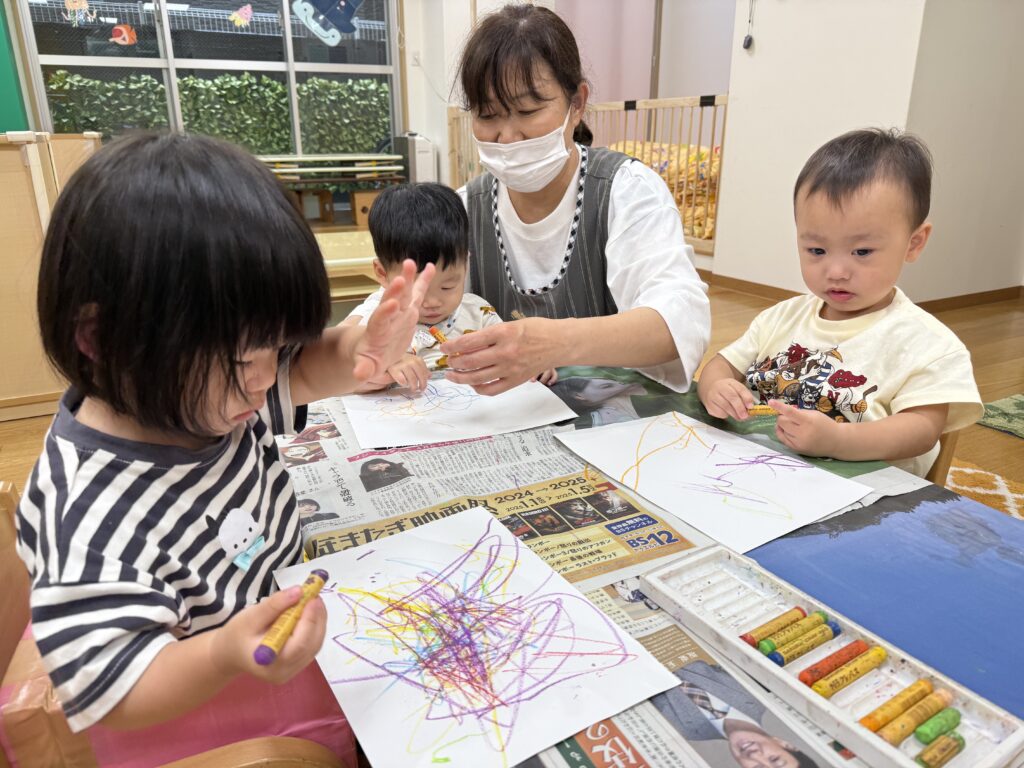 クレパス お絵描き 製作 シャボン玉 1歳児 1歳 くじら保育園天王寺園 202505-3