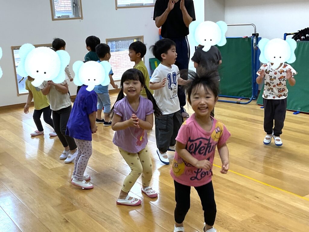体操教室 保育園 マット運動 ストレッチ くじら保育園 天王寺 202505-2