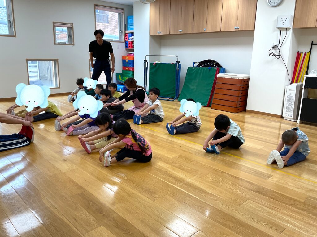 体操教室 保育園 マット運動 ストレッチ くじら保育園 天王寺 202505-1
