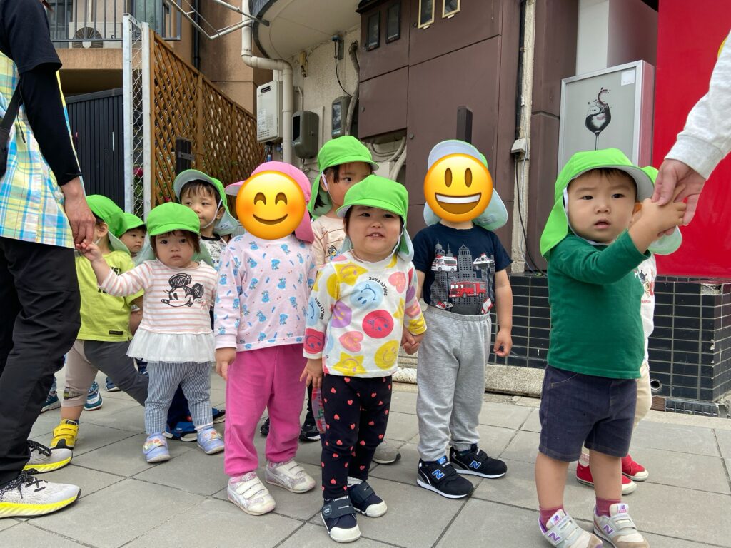 お散歩 2歳児 虫探し 滑り台 鉄棒 くじら保育園天王寺園 202505-1