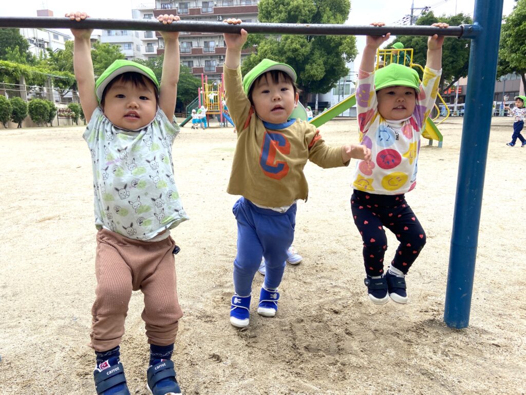 お散歩 2歳児 虫探し 滑り台 鉄棒 くじら保育園天王寺園 202505-4