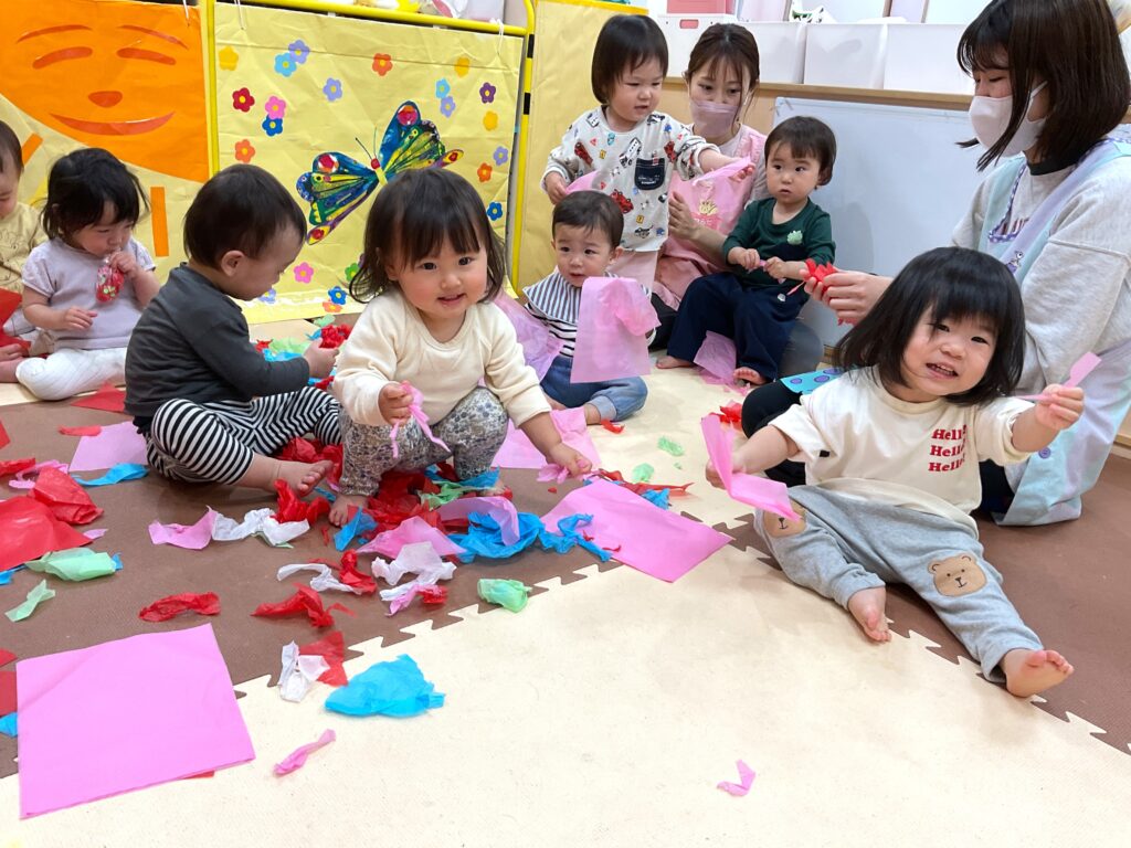 くじら保育園 天王寺 1歳児 乳児 花紙 いちご狩り シール貼り 202505-1