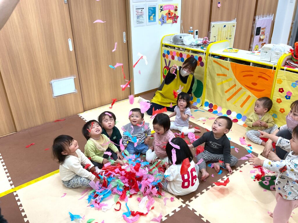 くじら保育園 天王寺 1歳児 乳児 花紙 いちご狩り シール貼り 202505-3