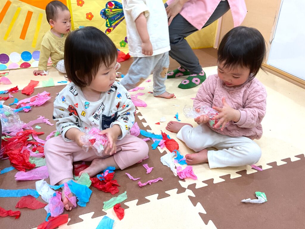 くじら保育園 天王寺 1歳児 乳児 花紙 いちご狩り シール貼り 202505-2