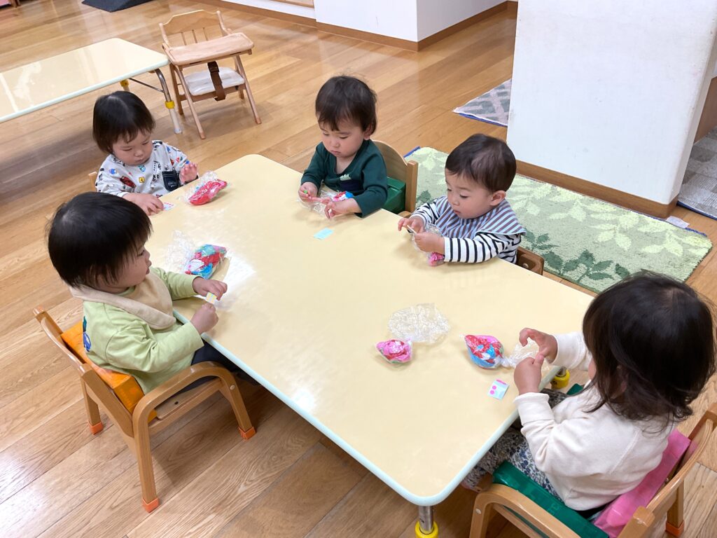 くじら保育園 天王寺 1歳児 乳児 花紙 いちご狩り シール貼り 202505-4