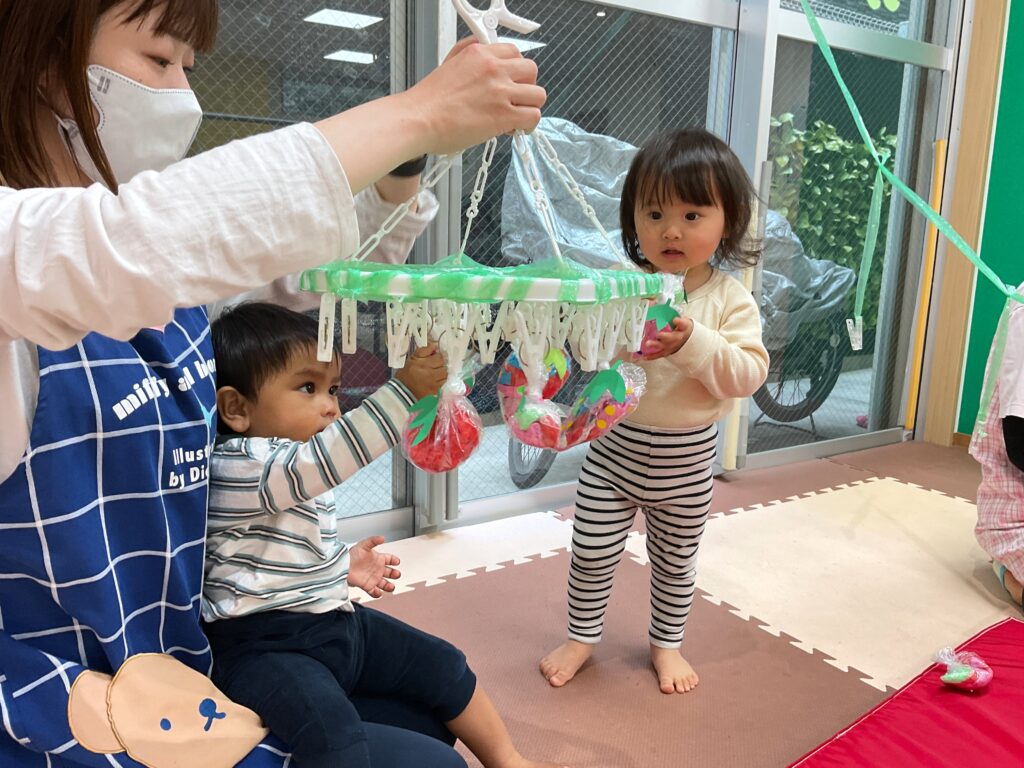 くじら保育園 天王寺園 いちご狩り いちご狩りごっこ 0歳児 1歳児 202505-1