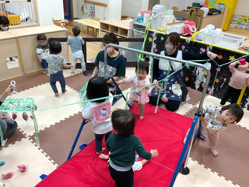 くじら保育園 天王寺園 いちご狩り いちご狩りごっこ 0歳児 1歳児 202505-4