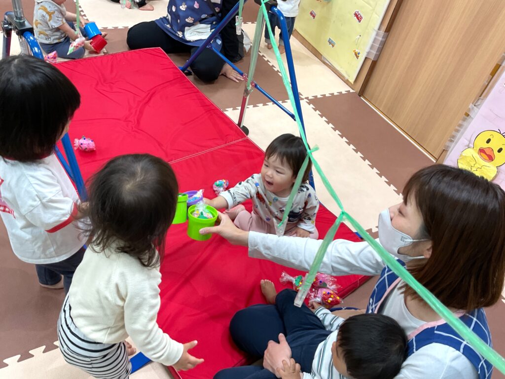 くじら保育園 天王寺園 いちご狩り いちご狩りごっこ 0歳児 1歳児 202505-3
