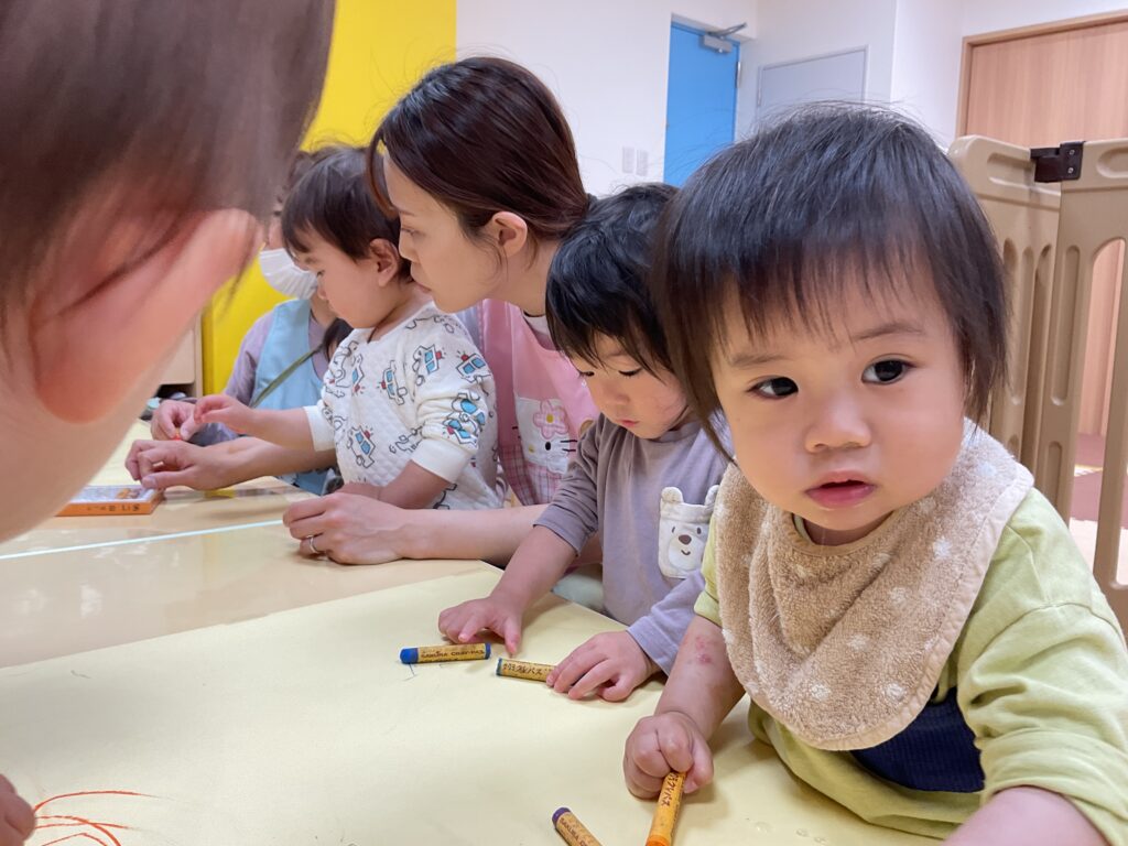 1歳児 製作 模造紙 クレパス くじら保育園 天王寺園 202505-2